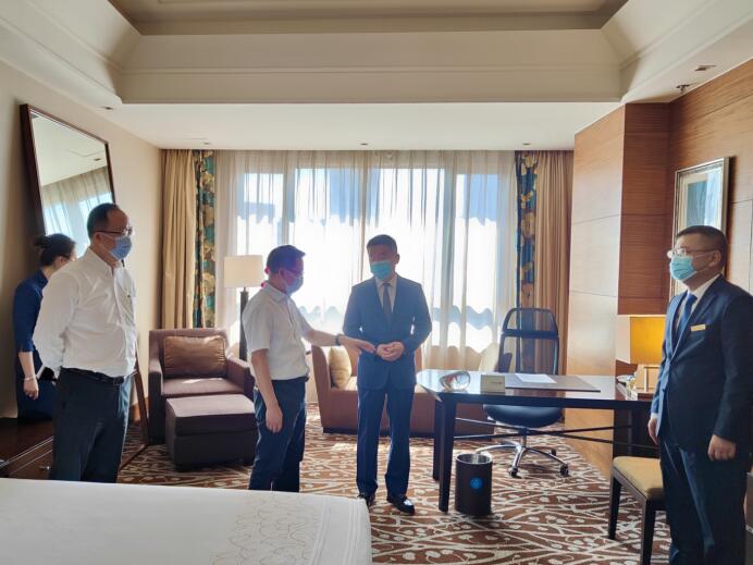 集团党委委员、董事郑贵林检查指导酒店疫情防控和防汛工作