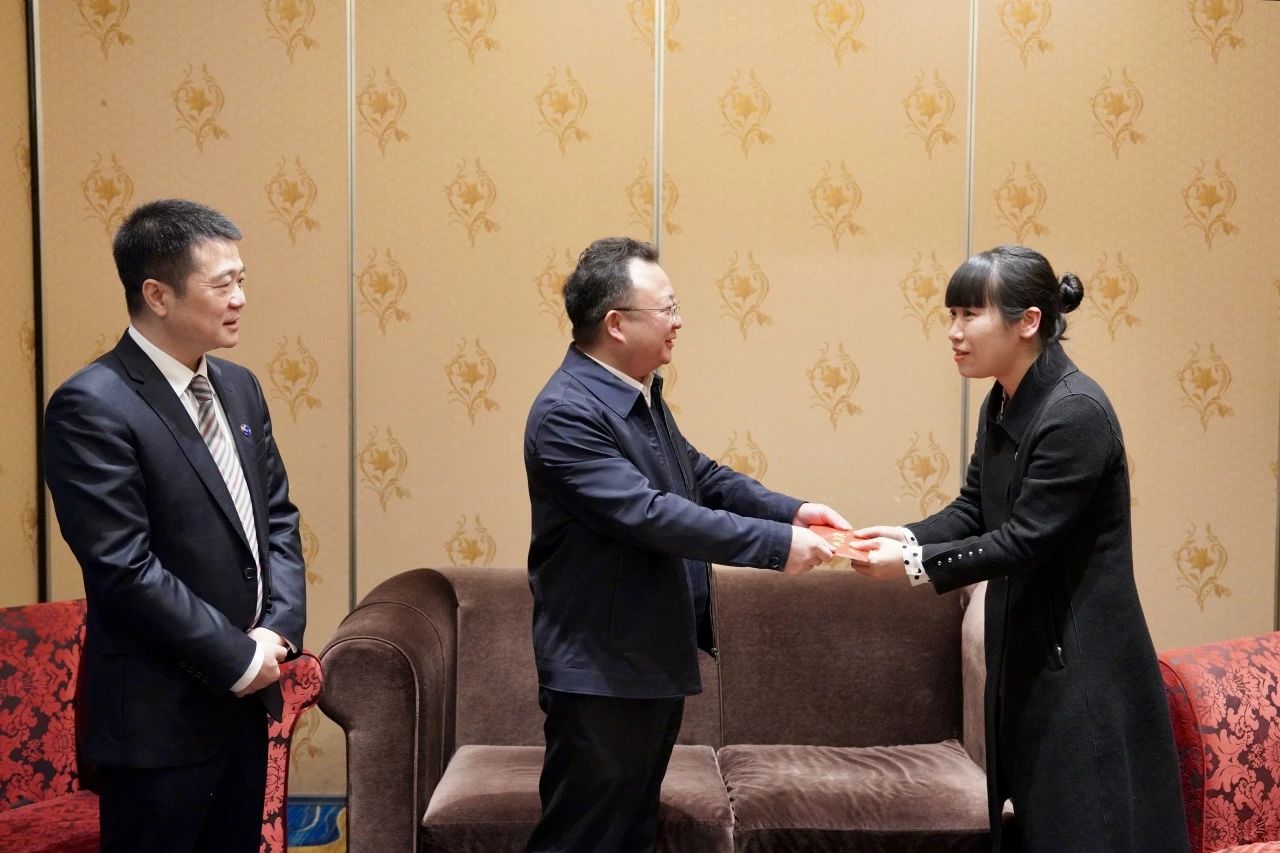 省国资委党委委员、副主任何政一行走访慰问省尊龙凯时集团生活困难党员