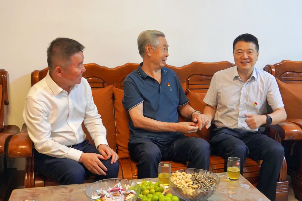 省尊龙凯时集团党委书记、董事长游勇开展“七一”走访