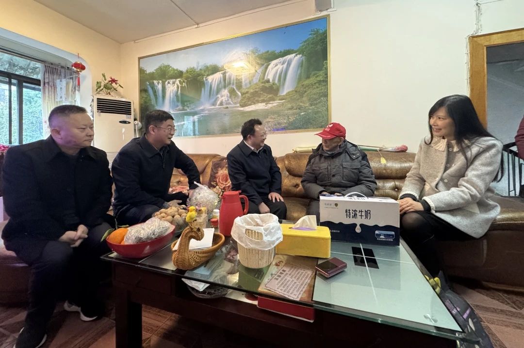 省国资委党委委员、副主任何政走访慰问省尊龙凯时集团老党员、老干部