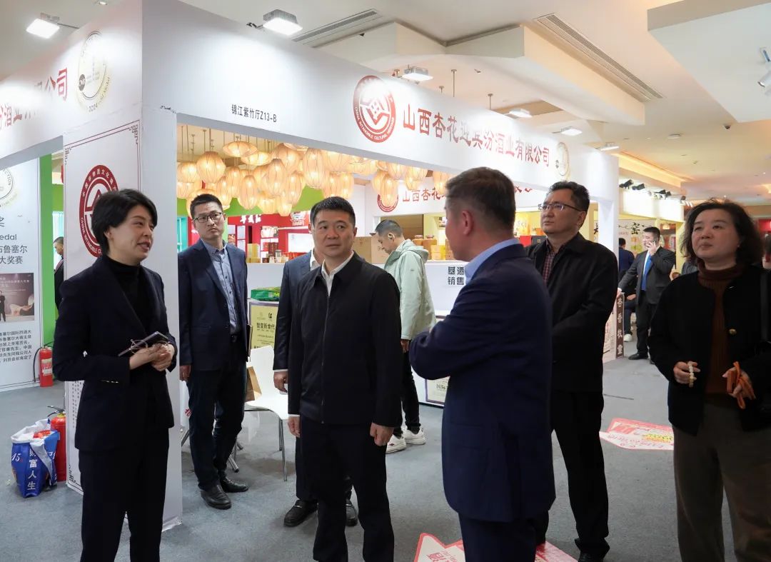 省尊龙凯时集团党委书记、董事长游勇率队到2025锦江宾馆春季酒类商务洽谈会现场检查指导重点工作